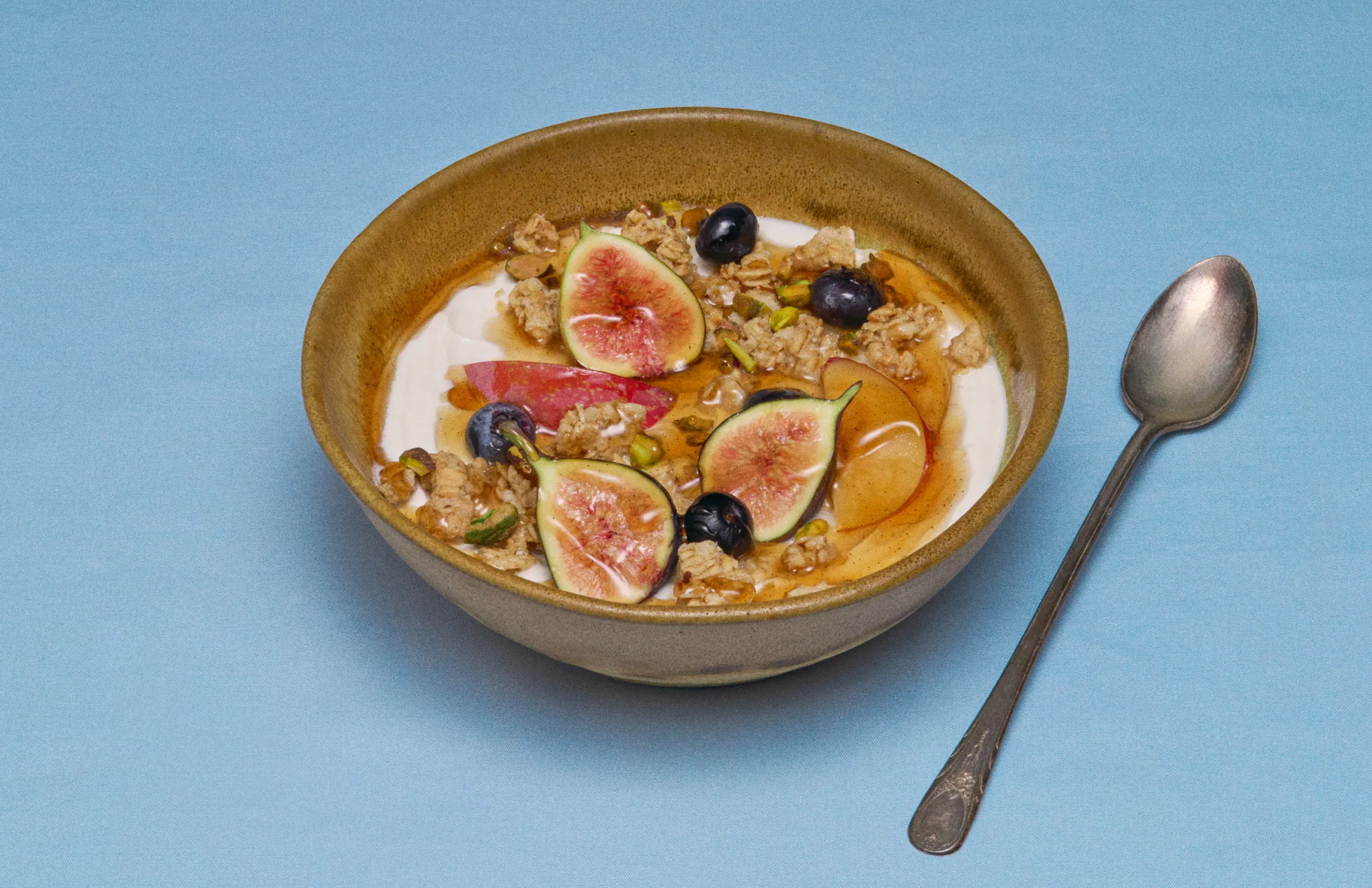 Yogurt bowl with figs and honey